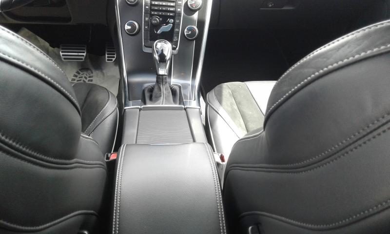 VOLVO XC60 R-DESIGN