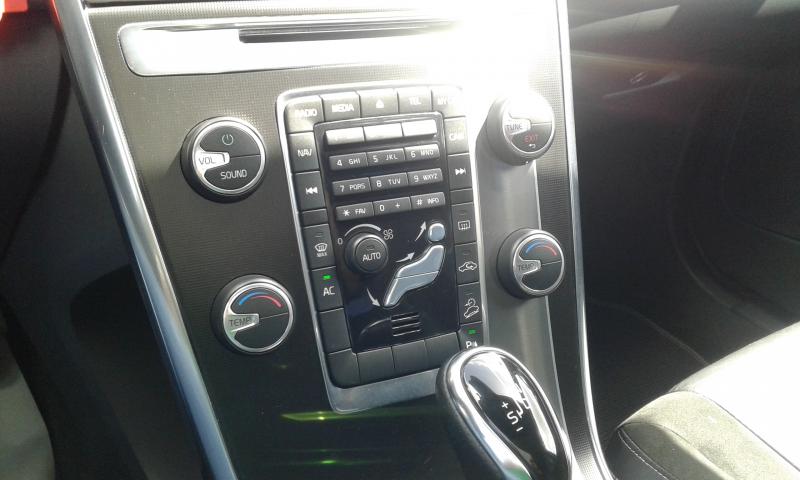 VOLVO XC60 R-DESIGN