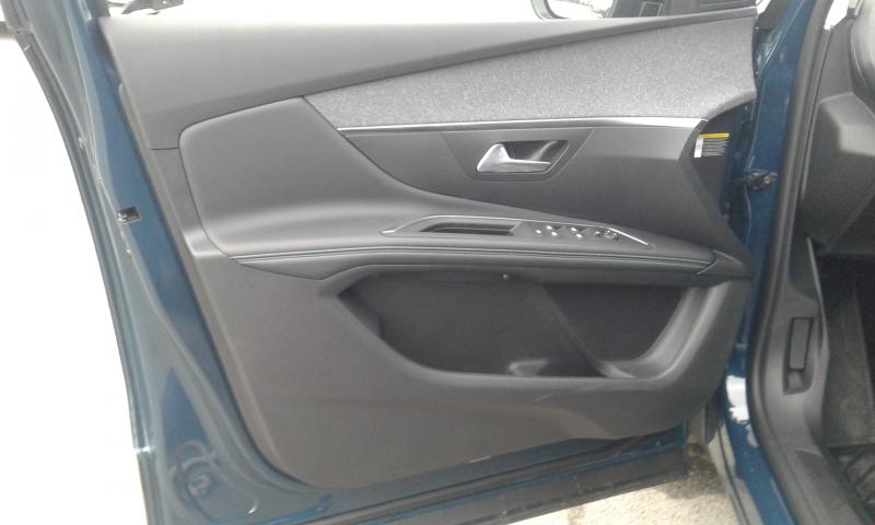PEUGEOT 3008 1.2 PURETCH 130CV EAT8