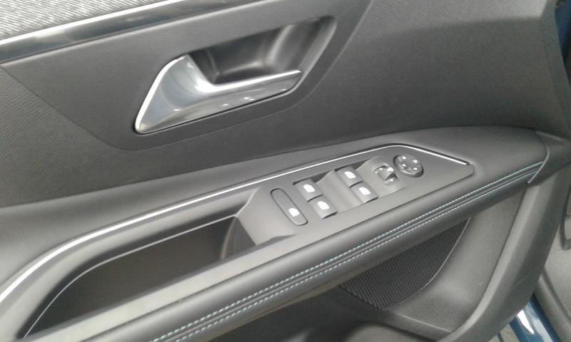 PEUGEOT 3008 1.2 PURETCH 130CV EAT8